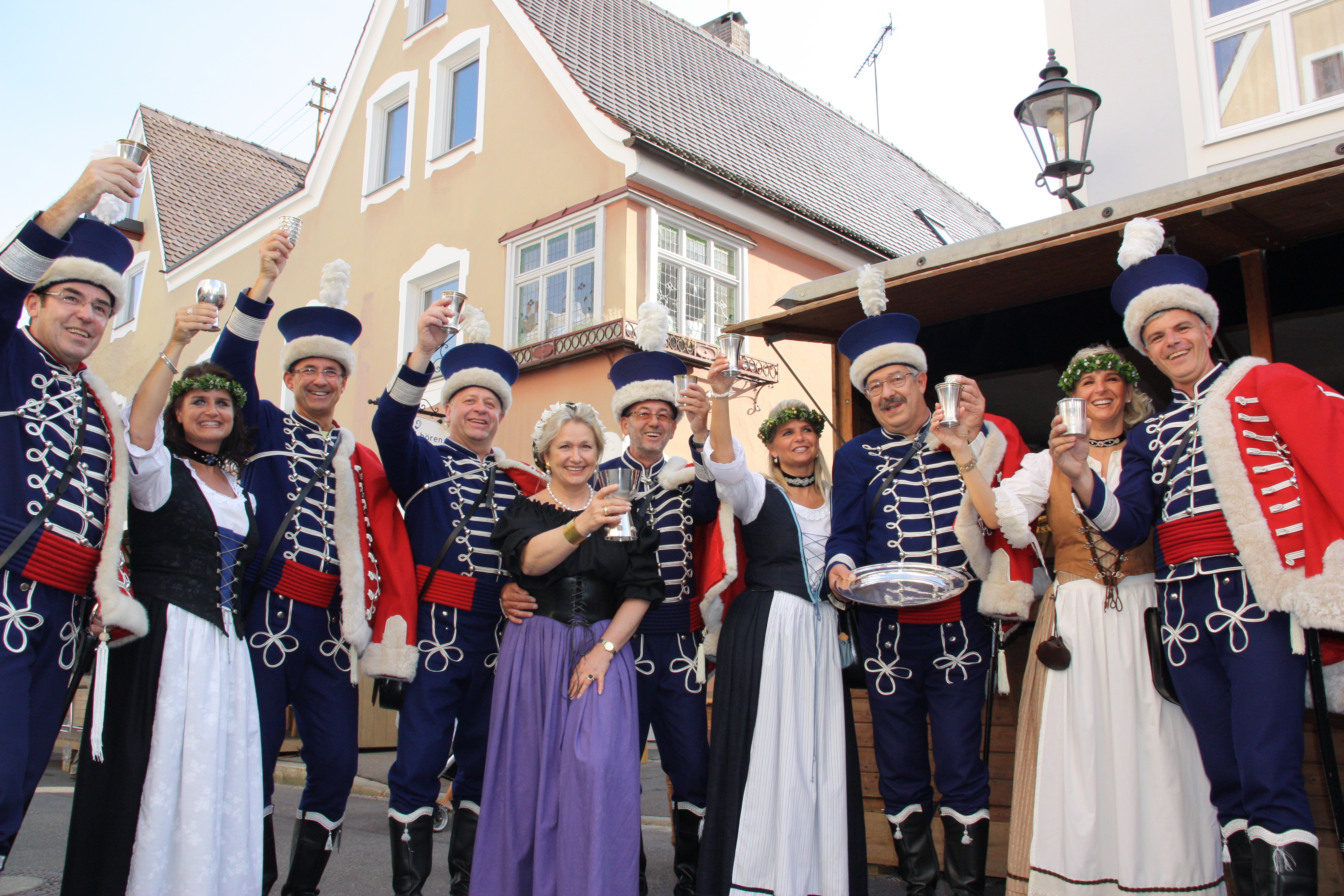 Altstadtfest 2010 Goldschmiedin Uta Werner-Dick stößt mit Silberbechern mit den Cordonisten an.